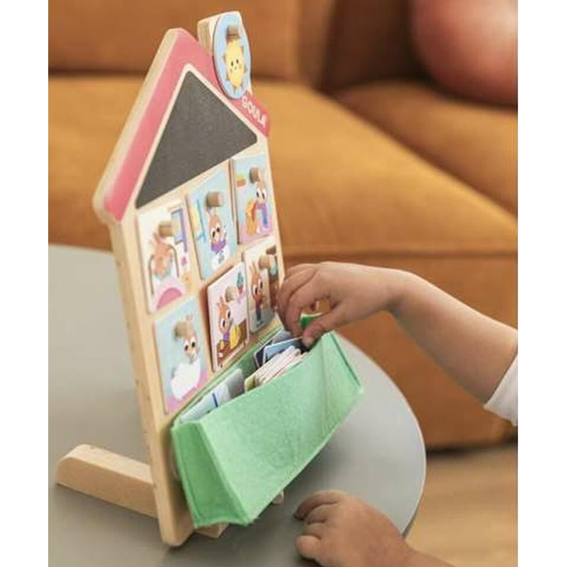 La Casa delle routine di Goula è dotata di comoda tasca per riporre tutte le carte per non perderle La Casa delle routine di Goula è dotata di comoda tasca per riporre tutte le carte per non perderle