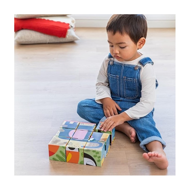 La dimensione dei cubi facilita la presa della mano del bambino piccolo La dimensione dei cubi facilita la presa della mano del bambino piccolo