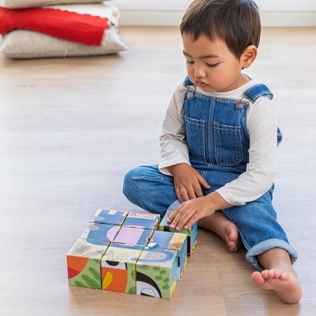 La dimensione dei cubi facilita la presa della mano del bambino piccolo La dimensione dei cubi facilita la presa della mano del bambino piccolo