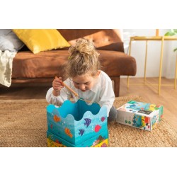 I bambini giocheranno a pescare i pesciolini con le canne da pesca magnetiche I bambini giocheranno a pescare i pesciolini con le canne da pesca magnetiche