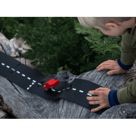 Puoi guidare la macchinina rossa su qualsiasi pista della linea Waytoplay Puoi guidare la macchinina rossa su qualsiasi pista della linea Waytoplay