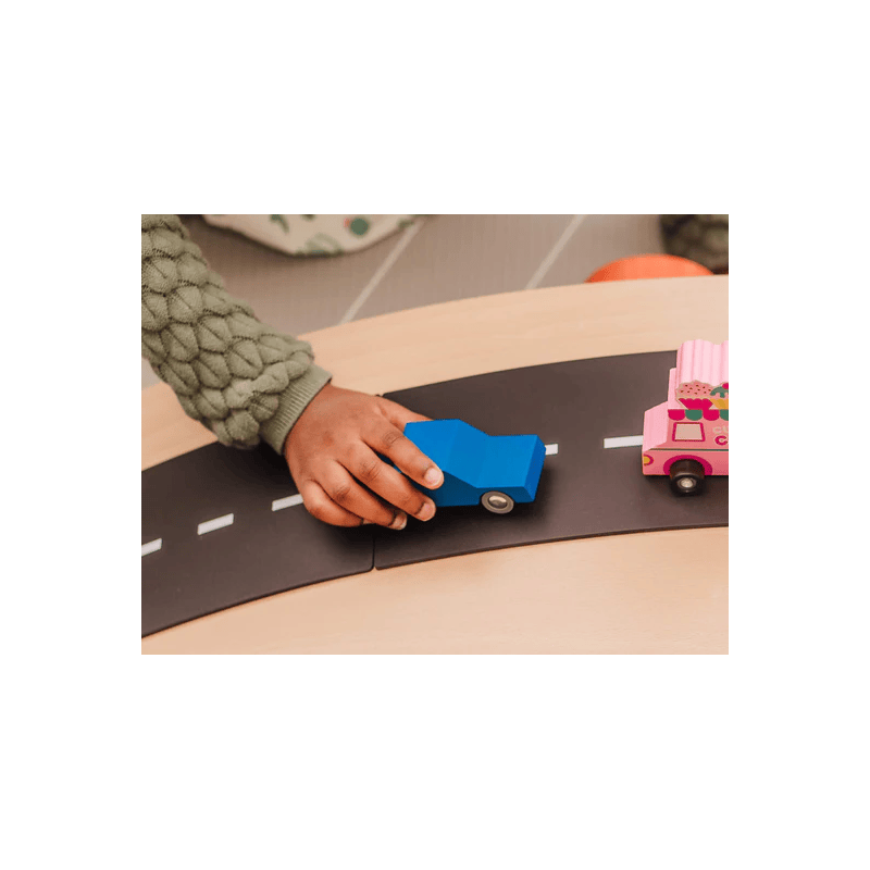 Con la macchinina blu puoi giocare su tutte le piste giocattolo della linea Waytoplay Con la macchinina blu puoi giocare su tutte le piste giocattolo della linea Waytoplay