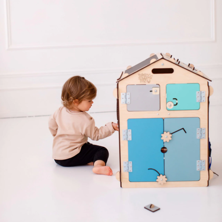 La casetta Gioco sensoriale di BusyKids è ottima per incoraggiare il gioco autonomo e attivo La casetta Gioco sensoriale di BusyKids è ottima per incoraggiare il gioco autonomo e attivo