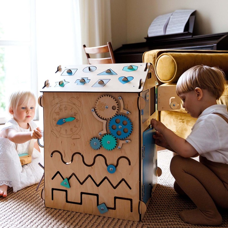 La casetta Gioco sensoriale di BusyKids ideale per giocare da soli o in compagnia esplorando le varie pareti con giochi La casetta Gioco sensoriale di BusyKids ideale per giocare da soli o in compagnia esplorando le varie pareti con giochi