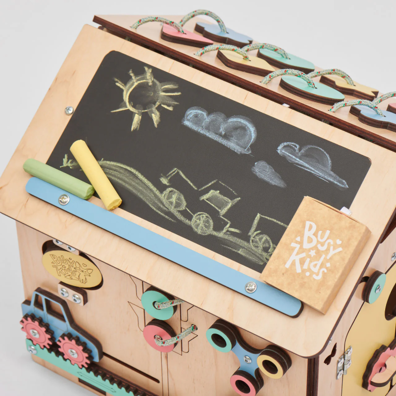 Una simpatica ed utile lavagnetta sul tetto della Mini Casetta Attività Sensoriali di BusyKids Una simpatica ed utile lavagnetta sul tetto della Mini Casetta Attività Sensoriali di BusyKids