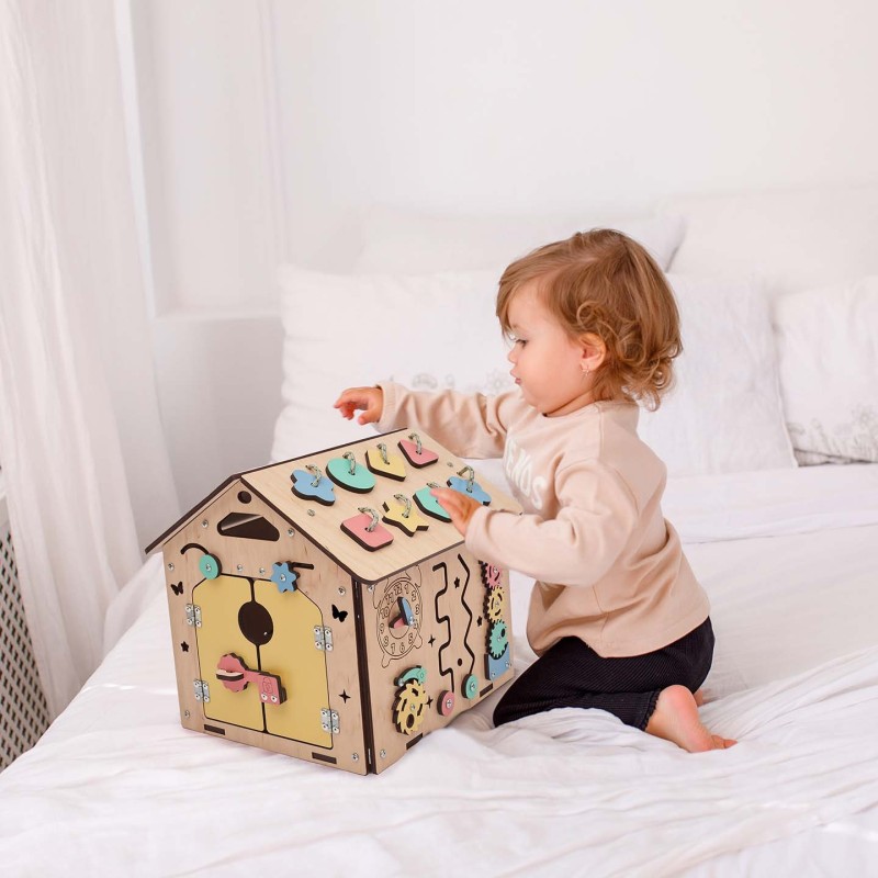 Questa Casetta delle Attività Sensoriali di BusyKids incoraggia il bambino ad interagire con elementi tattili e visivi. Questa Casetta delle Attività Sensoriali di BusyKids incoraggia il bambino ad interagire con elementi tattili e visivi.