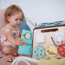 Tante attività da fare per i bambini con il Pannello attività Cassaforte di BusyKids Tante attività da fare per i bambini con il Pannello attività Cassaforte di BusyKids