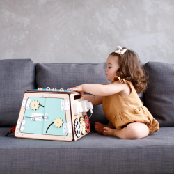 Il Pannello attività Cassaforte di BusyKids migliora nei bambini la coordinazione occhio-mano Il Pannello attività Cassaforte di BusyKids migliora nei bambini la coordinazione occhio-mano