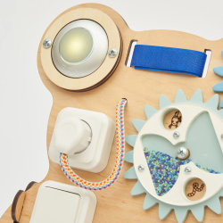 Il Pannello attività Orsetto di BusyKids per imparare forme e colori Il Pannello attività Orsetto di BusyKids per imparare forme e colori