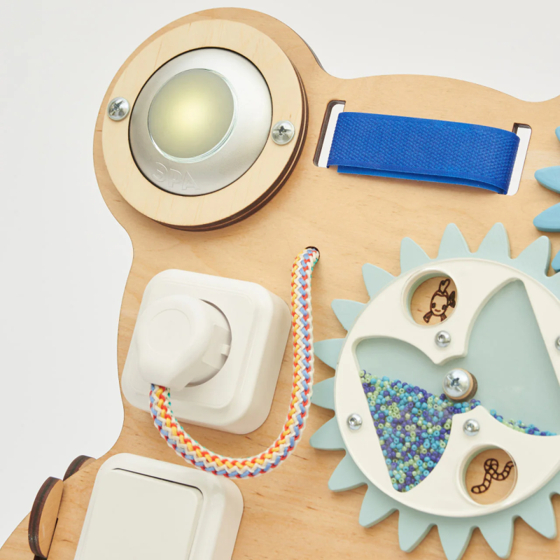 Il Pannello attività Orsetto di BusyKids per imparare forme e colori Il Pannello attività Orsetto di BusyKids per imparare forme e colori