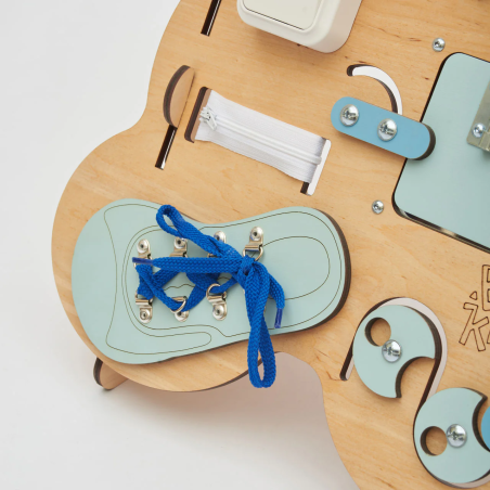 Il tuo bambino imparerà a sviluppare la motricità fine con Il Pannello attività Orsetto di BusyKids Il tuo bambino imparerà a sviluppare la motricità fine con Il Pannello attività Orsetto di BusyKids