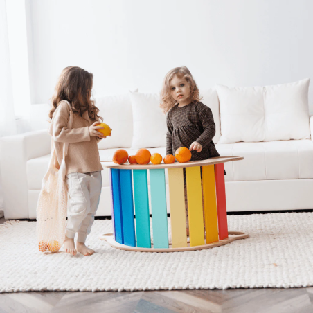 Posizionata di lato l'Altalena a dondolo multifunzionale in Legno di BusyKids diventa un pratico e colorato tavolino Posizionata di lato l'Altalena a dondolo multifunzionale in Legno di BusyKids diventa un pratico e colorato tavolino