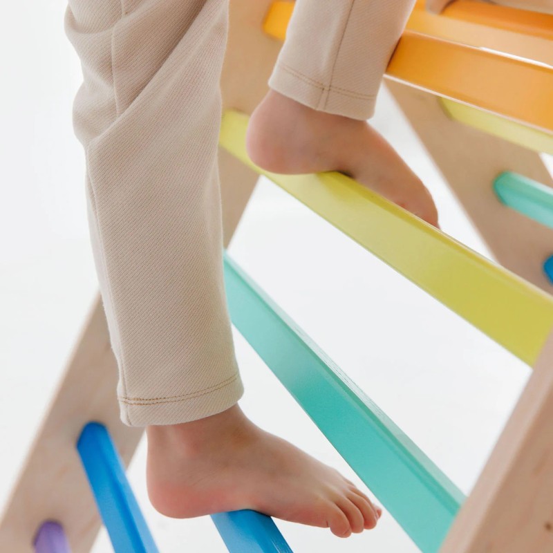 I gradini del Triangolo di arrampicata Pikler di BusyKids sono bloccati e non si muovono per giocare in sicurezza I gradini del Triangolo di arrampicata Pikler di BusyKids sono bloccati e non si muovono per giocare in sicurezza