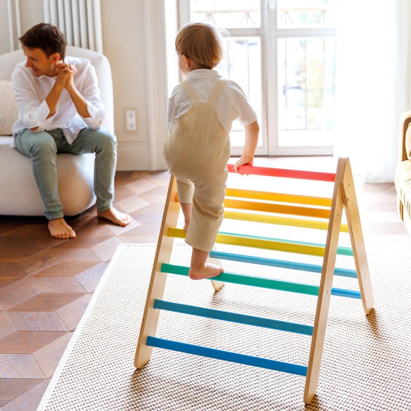 La struttura stabile del Triangolo di arrampicata Pikler di BusyKids permette al bambino di arrampicarsi in tutta sicurezza La struttura stabile del Triangolo di arrampicata Pikler di BusyKids permette al bambino di arrampicarsi in tutta sicurezza
