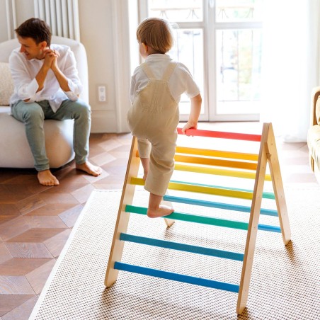 La struttura stabile del Triangolo di arrampicata Pikler di BusyKids permette al bambino di arrampicarsi in tutta sicurezza La struttura stabile del Triangolo di arrampicata Pikler di BusyKids permette al bambino di arrampicarsi in tutta sicurezza