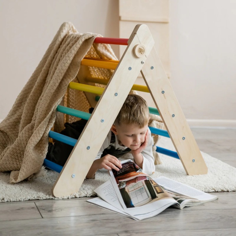 Il Triangolo di arrampicata Pikler di BusyKids è ecologico e di alta qualità, realizzato in compensato di betulla e faggio Il Triangolo di arrampicata Pikler di BusyKids è ecologico e di alta qualità, realizzato in compensato di betulla e faggio