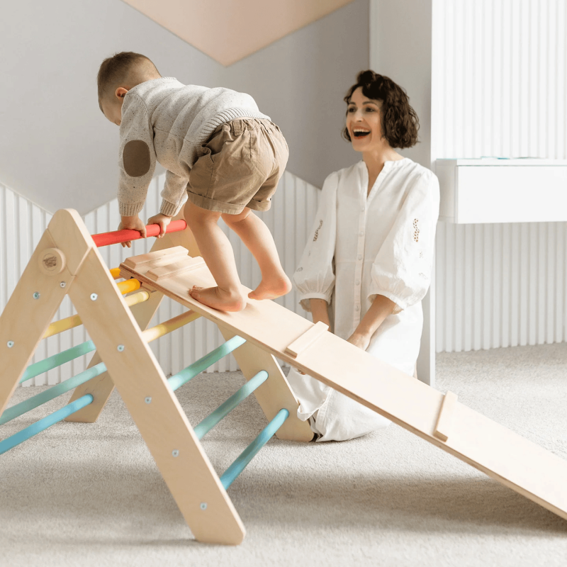 La struttura stabile del Triangolo di arrampicata Pikler con scivolo permette al bambino di arrampicarsi in tutta sicurezza La struttura stabile del Triangolo di arrampicata Pikler con scivolo permette al bambino di arrampicarsi in tutta sicurezza