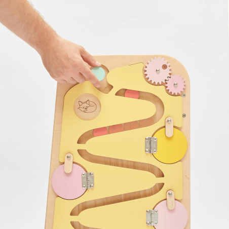 La Torre di Apprendimento Multifunzione Vaniglia di BusyKids ha lateralmente elementi di gioco La Torre di Apprendimento Multifunzione Vaniglia di BusyKids ha lateralmente elementi di gioco