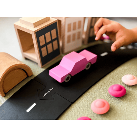 Divertiti a creare tanti scenari per correre con la tua macchinina rosa di Waytoplay Divertiti a creare tanti scenari per correre con la tua macchinina rosa di Waytoplay