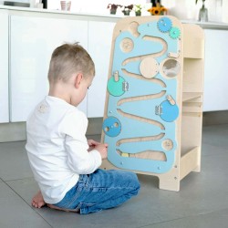 La Torre di Apprendimento Multifunzione Azzurra di BusyKids ha lateralmente elementi di gioco