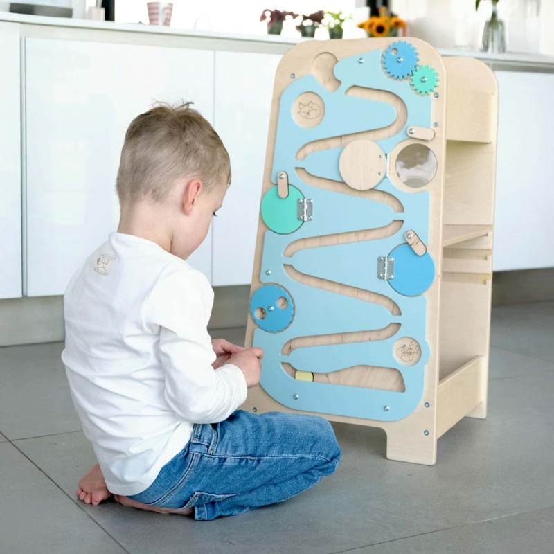 La Torre di Apprendimento Multifunzione Azzurra di BusyKids ha lateralmente elementi di gioco