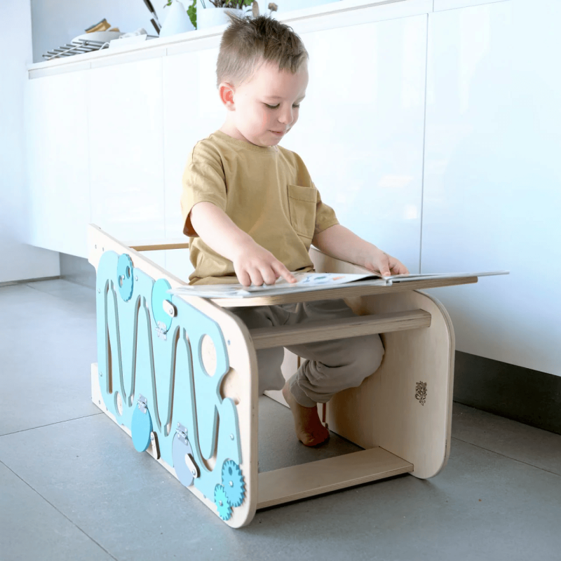 La Torre di Apprendimento Multifunzione Azzurra di BusyKids diventa una piccola scrivania con seduta