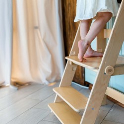 La Torre di Apprendimento Pieghevole di BusyKids è realizzata in legno multistrato di betulla sicuro e stabile La Torre di Apprendimento Pieghevole di BusyKids è realizzata in legno multistrato di betulla sicuro e stabile