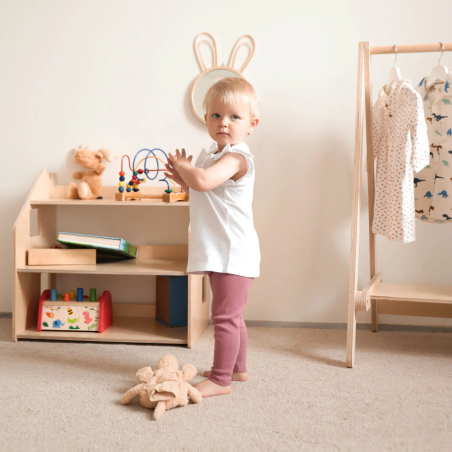 Con lo Scaffale per giocattoli di BusyKids il bambino imparerà a mettere le sue cose a posto da solo Con lo Scaffale per giocattoli di BusyKids il bambino imparerà a mettere le sue cose a posto da solo