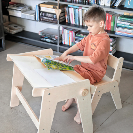 Grazie a questo Tavolo e sedia di BusyKids i bambini potranno svolgere le loro attività creative Grazie a questo Tavolo e sedia di BusyKids i bambini potranno svolgere le loro attività creative