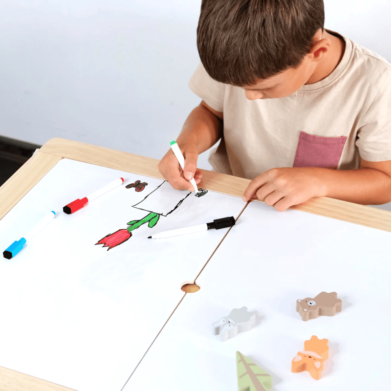 Il Tavolo Creativo e Didattico di BusyKids creato per accompagnare i bambini in tante attività quotidiane Il Tavolo Creativo e Didattico di BusyKids creato per accompagnare i bambini in tante attività quotidiane