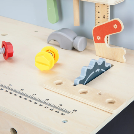Il dettaglio degli attrezzi del banco da lavoro per bambini di BusyKids Il dettaglio degli attrezzi del banco da lavoro per bambini di BusyKids