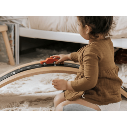 Le piste Waytoplay si adattano perfettamente a qualsiasi superficie grazie all'effetto ventosa Le piste Waytoplay si adattano perfettamente a qualsiasi superficie grazie all'effetto ventosa