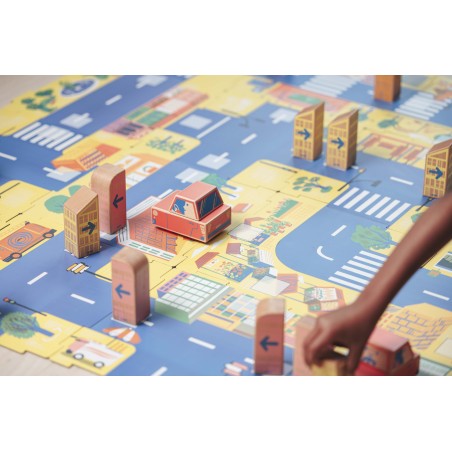 Tanti blocchi in legno direzionali per dirigere la macchinina Cody Block di Qubs Tanti blocchi in legno direzionali per dirigere la macchinina Cody Block di Qubs