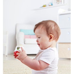 Con il Sonaglio con campanello di Hape per stimolare la motricità fine mediante la manipolazione