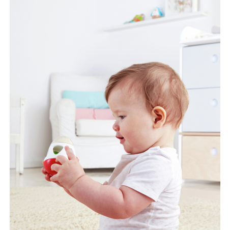 Con il Sonaglio con campanello di Hape per stimolare la motricità fine mediante la manipolazione