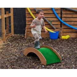 Il Ponte in legno con erba sintetica di Cosy