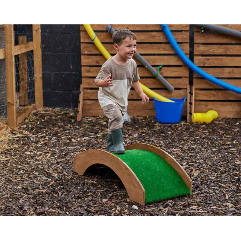 Il Ponte in legno con erba sintetica di Cosy
