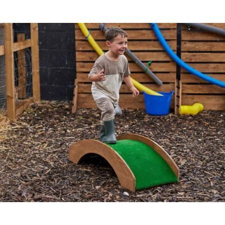 Il Ponte in legno con erba sintetica di Cosy