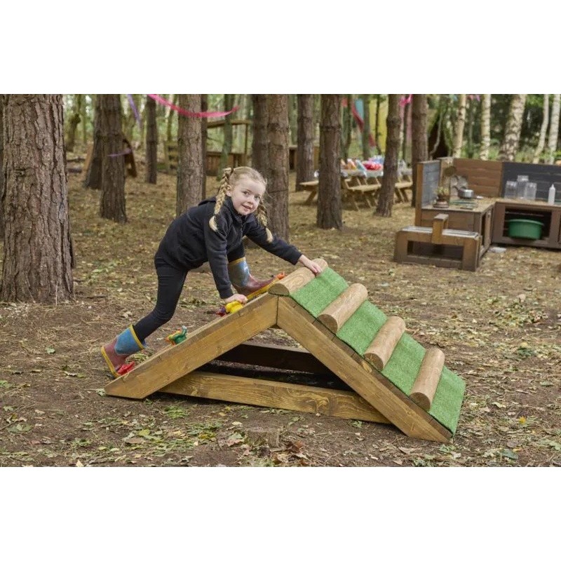 La parte rivestita in erba sintetica del Mini Tetto con erba sintetica di Cosy