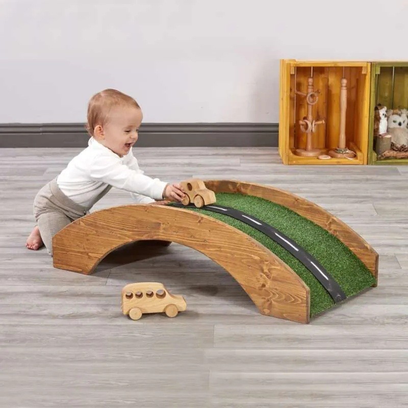 Tanti modi di utilizzare il Ponte in legno con erba sintetica di Cosy per i bambini