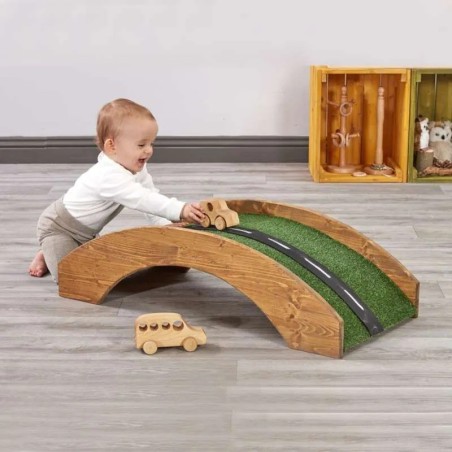 Tanti modi di utilizzare il Ponte in legno con erba sintetica di Cosy per i bambini