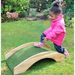 Grazie al rivestimento in erba artificiale il Ponte in legno con erba sintetica di Cosy è sicuro e resistente