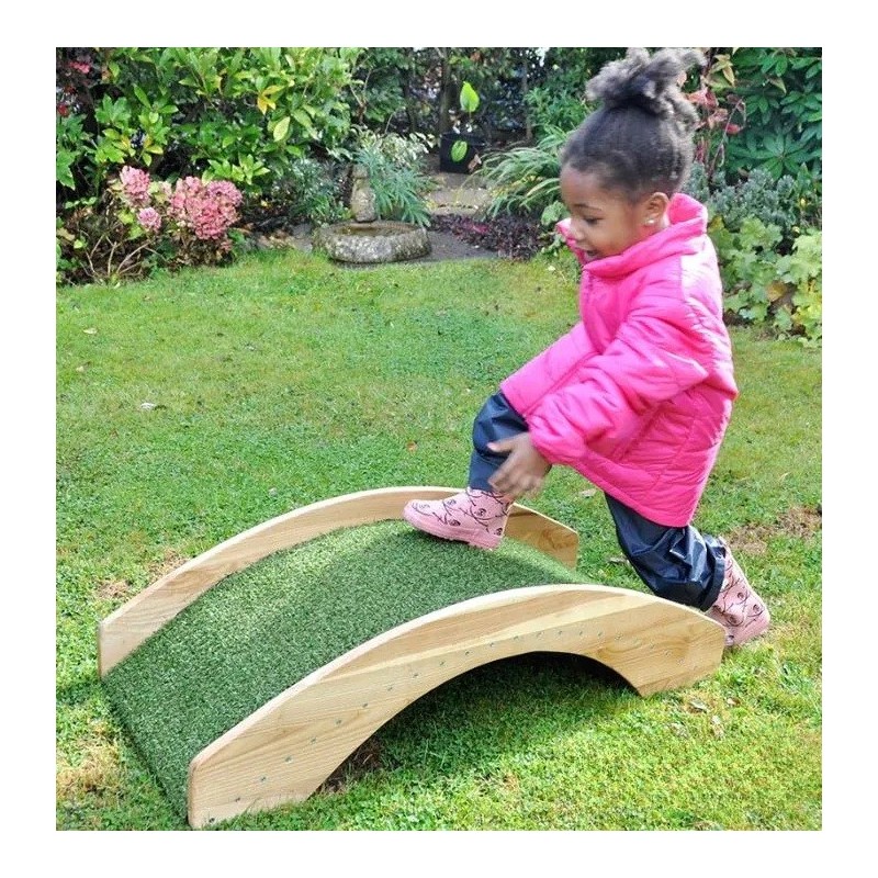 Grazie al rivestimento in erba artificiale il Ponte in legno con erba sintetica di Cosy è sicuro e resistente