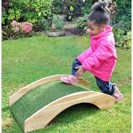 Grazie al rivestimento in erba artificiale il Ponte in legno con erba sintetica di Cosy è sicuro e resistente