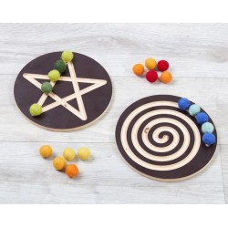 I due dischi del Set di scrittura a mano da parete per esterni di Cosy che aiutano i bambini nella scrittura