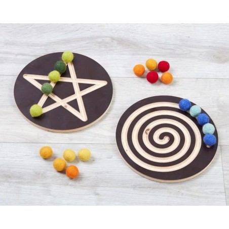 I due dischi del Set di scrittura a mano da parete per esterni di Cosy che aiutano i bambini nella scrittura