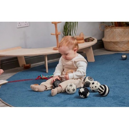 Un gioco altamente sensoriale per bambini piccoli il Set da 6 pezzi di Palline in feltro bianco e nero di Cosy