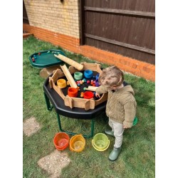 il Set da 7 Ciotole e palline in feltro arcobaleno di Cosy aiuta il bambino nell'apprendimento pratico