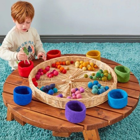 Il bambino esplora colori, conta e ordina con il Set da 7 Ciotole e palline in feltro arcobaleno di Cosy