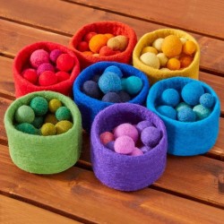 Il Set da 7 Ciotole e palline in feltro arcobaleno di Cosy